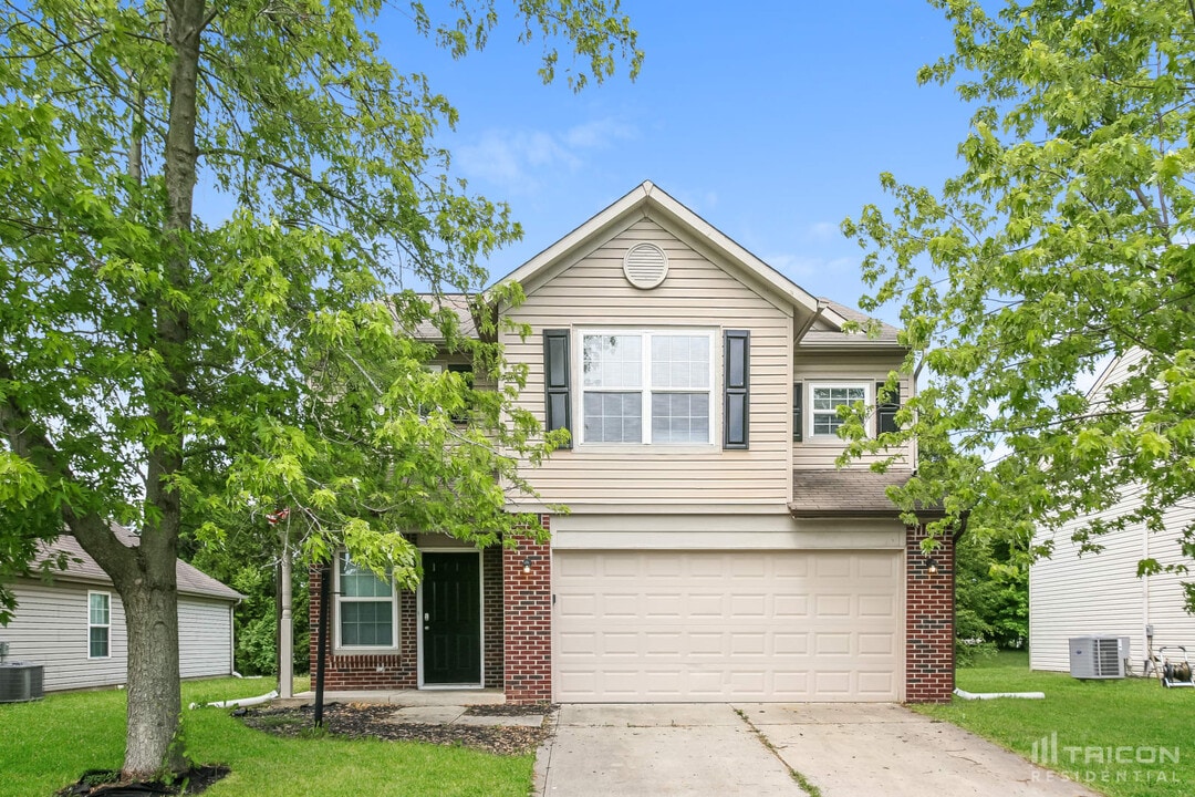 2244 Leaf Dr in Indianapolis, IN - Building Photo