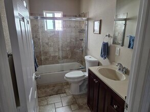 986 55th St in Oakland, CA - Building Photo - Building Photo