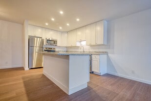 Foxcroft Apartments in Fox Point, WI - Building Photo