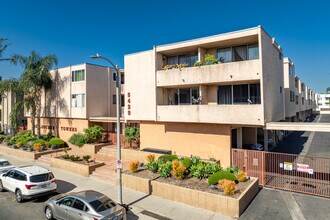 Shelbourne Towers in Encino, CA - Building Photo - Building Photo