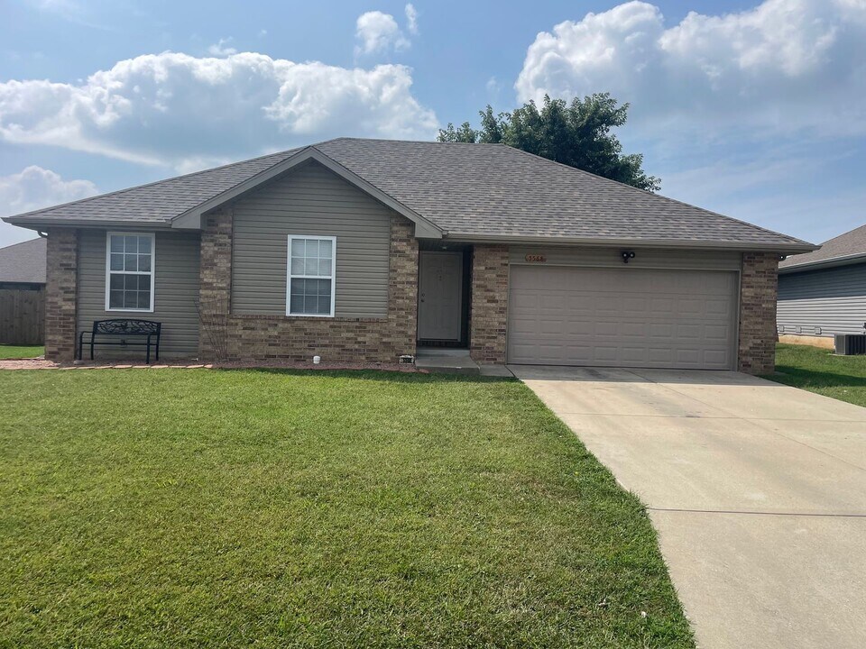 5568 W Longleaf Dr in Springfield, MO - Building Photo