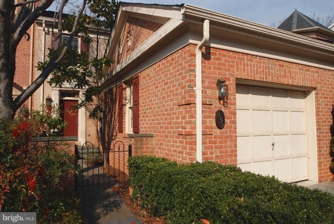 property at 3922 Highwood Ct NW