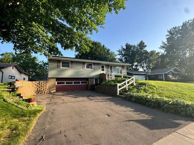 1023 W 21st St in Hastings, MN - Building Photo - Building Photo