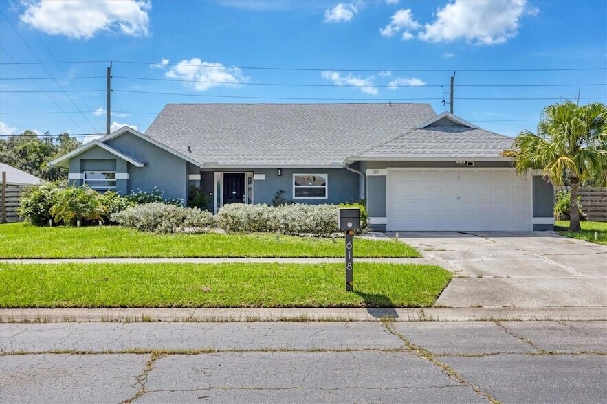 618 Eastpointe Ct in Sarasota, FL - Building Photo