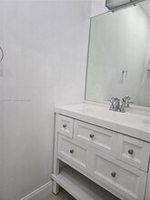 737 SW 122nd Ave in Pembroke Pines, FL - Foto de edificio - Building Photo