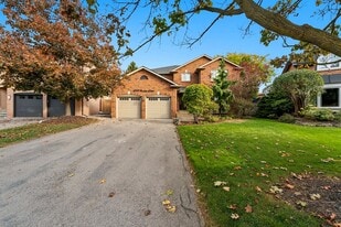 1209 Woodview Dr in Oakville, ON - Building Photo