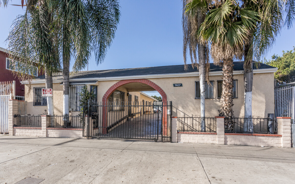 7407 S Figueroa St in Los Angeles, CA - Building Photo