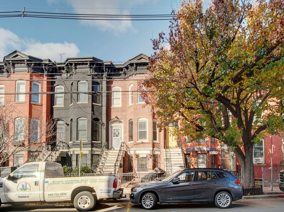 225 Garfield Ave in Jersey City, NJ - Building Photo