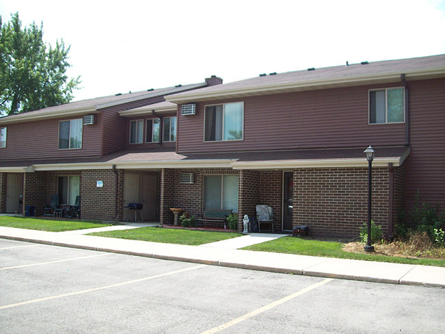 MEADOW CREEK APARTMENTS in Kewaskum, WI - Foto de edificio - Building Photo