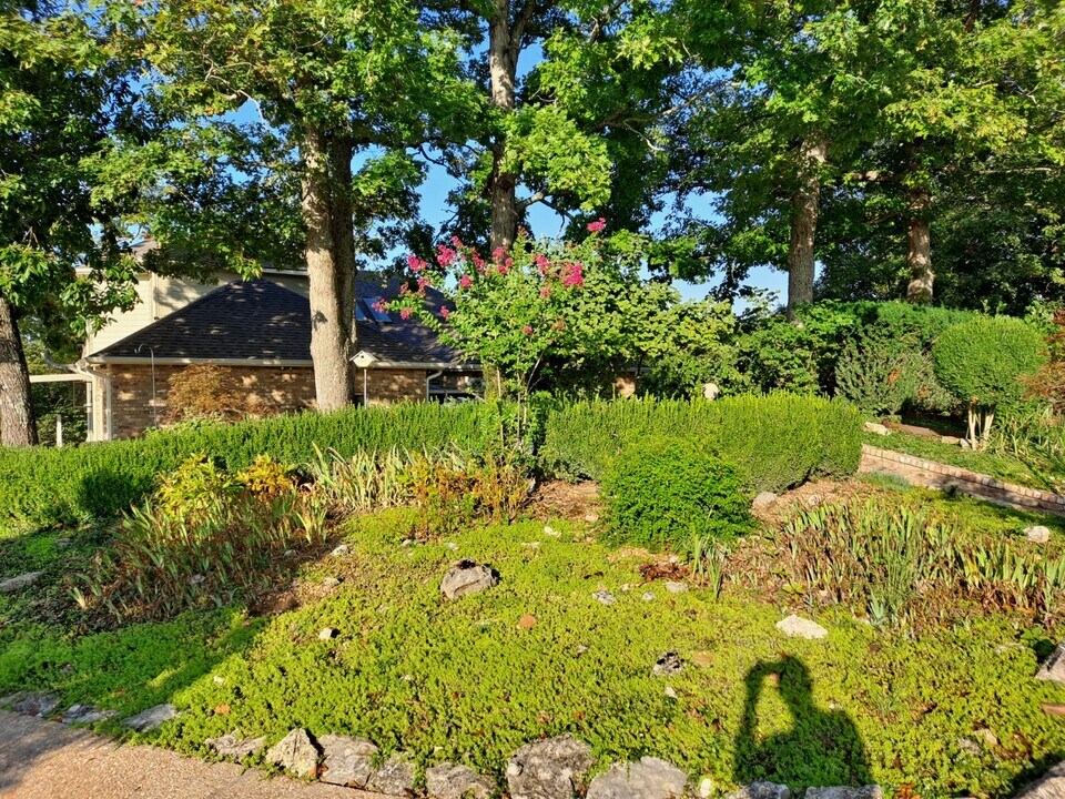 11 Fairway Dr in Holiday Island, AR - Building Photo