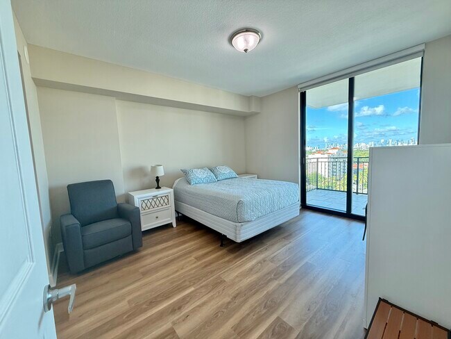 1300 Ponce de Leon Blvd in Coral Gables, FL - Building Photo - Building Photo