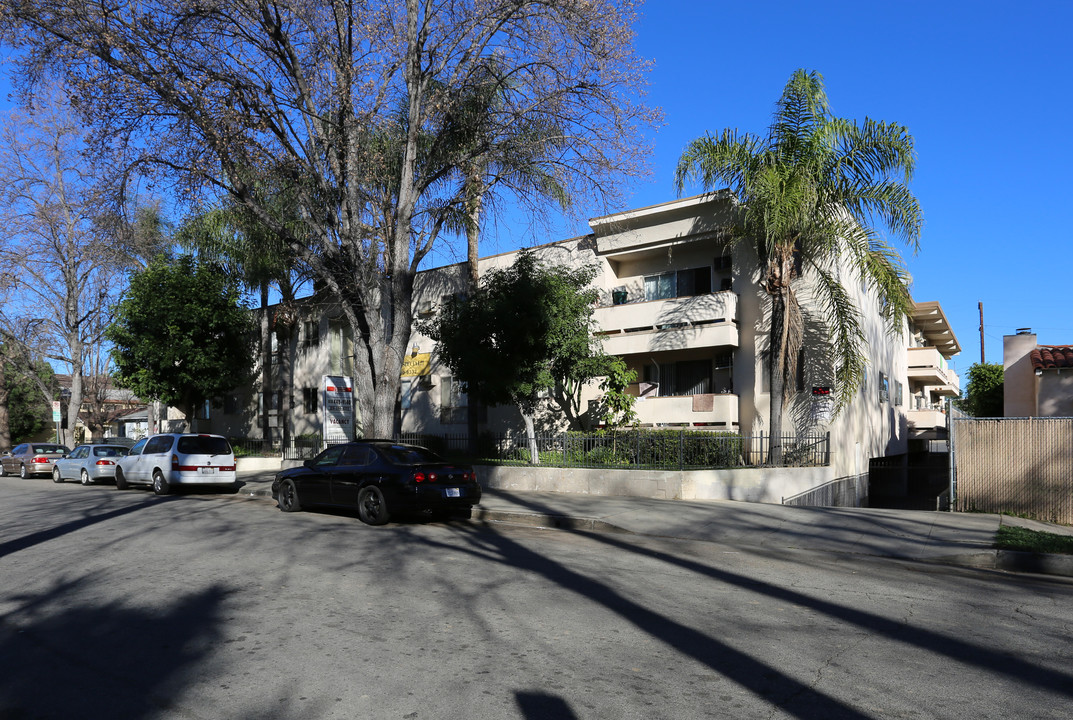 Gilmore Villas in Van Nuys, CA - Building Photo