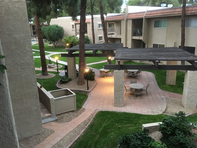 7436 E Chaparral Rd, Unit 221 B in Scottsdale, AZ - Foto de edificio - Building Photo