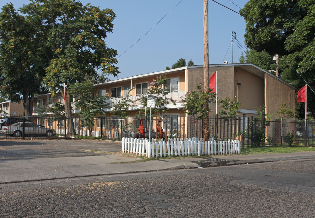 Northern Suncrest Apartments in Modesto, CA - Building Photo