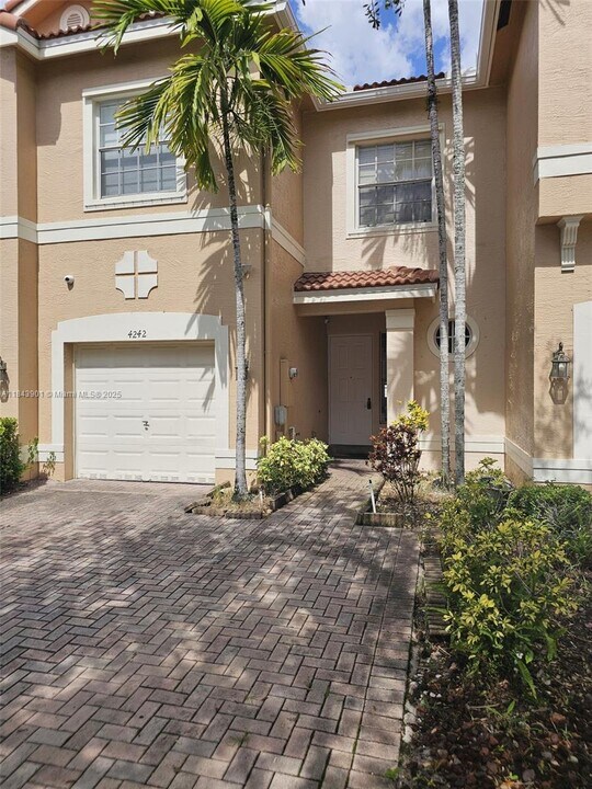 4242 SW 124th Way in Miramar, FL - Foto de edificio