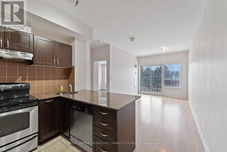 3865 Lake Shore Blvd W in Toronto, ON - Building Photo - Building Photo