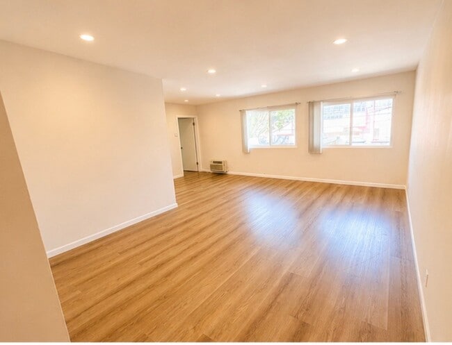711 N Jackson St, Unit 5