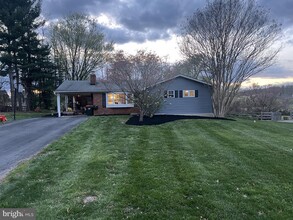 6122 Rolling View Dr in Sykesville, MD - Building Photo - Building Photo