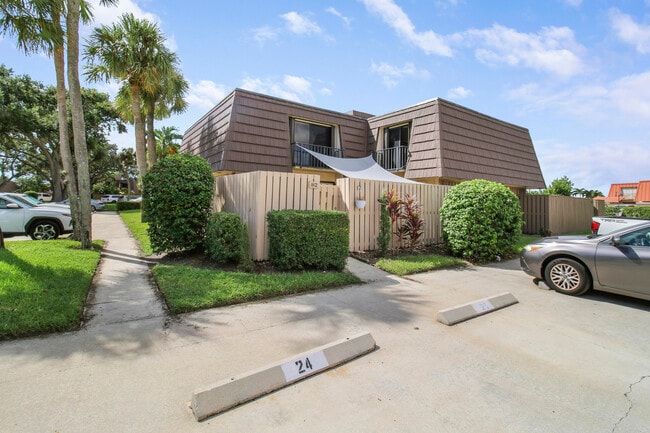 912 9th Ct in Palm Beach Gardens, FL - Building Photo - Building Photo