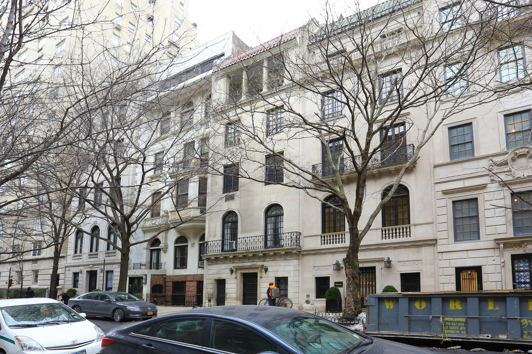 9 E 74th St in New York, NY - Building Photo