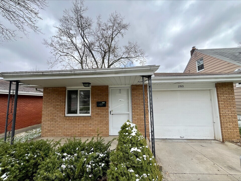 2515 Oakwood Dr in Cuyahoga Falls, OH - Building Photo