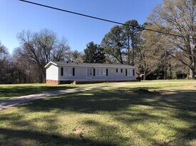 1100 W Georgia Rd in Woodruff, SC - Building Photo