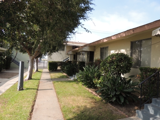 10537 Crenshaw Blvd in Inglewood, CA - Foto de edificio - Building Photo