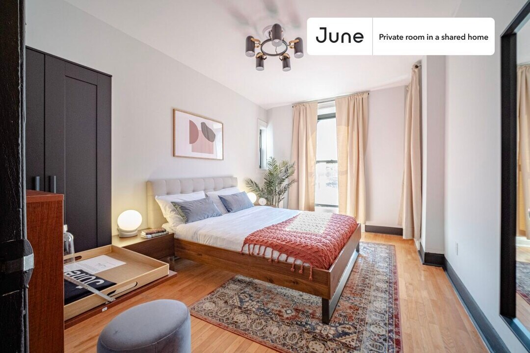 Private bedroom in 4 bed/1 bath Home in New York, NY - Building Photo