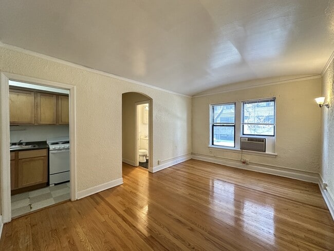 566 W Arlington Pl, Unit A04W