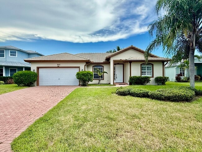 541 NW Pine Sap Pl in Jensen Beach, FL - Building Photo - Building Photo