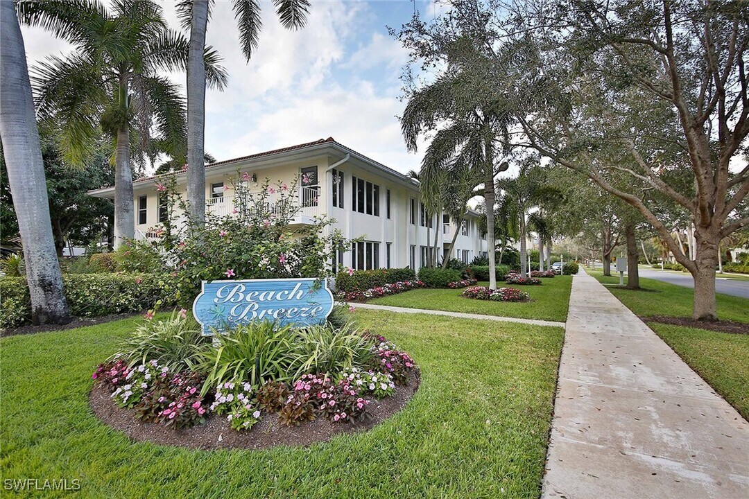 288 4th St S in Naples, FL - Foto de edificio