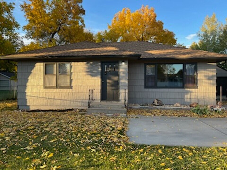 927 Wicks Ln in Billings, MT - Building Photo