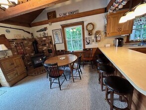 442 Jobs Creek Rd in Sunapee, NH - Foto de edificio - Building Photo