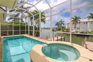 481 Maunder Ct in Marco Island, FL - Building Photo