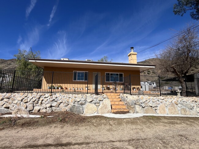 11117 Hadler Dr in Sylmar, CA - Foto de edificio - Building Photo