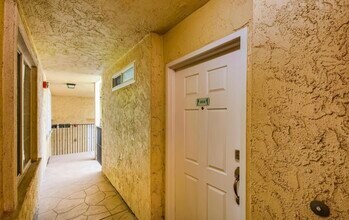 5055 Collwood Blvd, Unit 302 in San Diego, CA - Foto de edificio - Building Photo