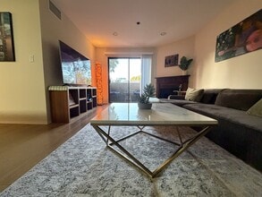 11050 Strathmore Dr, Unit 1 in Los Angeles, CA - Building Photo - Building Photo