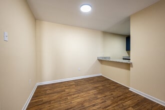 Tiger Den Apartments in Baton Rouge, LA - Building Photo - Interior Photo