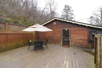 72 Faulkner Rd in Elkins, WV - Foto de edificio - Building Photo
