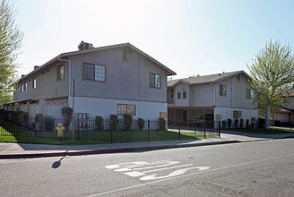 1180 Kenwood Ave in Turlock, CA - Building Photo - Building Photo