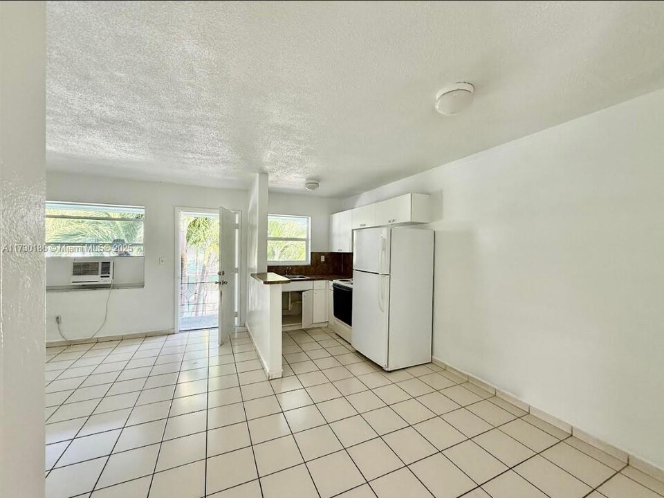 855 W 29th St in Hialeah, FL - Building Photo