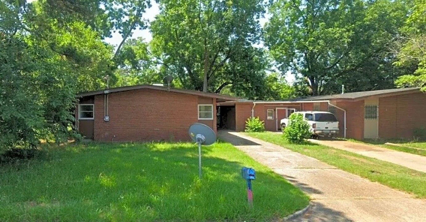 1956 S Riverview Cir in Albany, GA - Foto de edificio