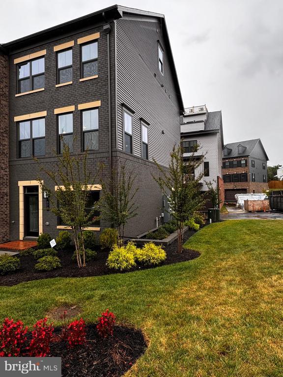 property at 806 S Greenbrier St