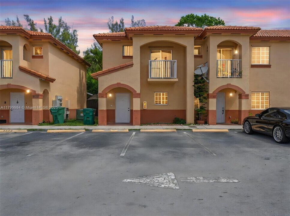 9537 NW 114th Ln in Hialeah Gardens, FL - Building Photo