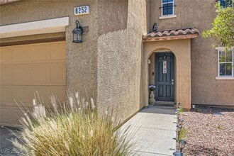 8252 S Pearl Oasis Ct in Las Vegas, NV - Building Photo - Building Photo