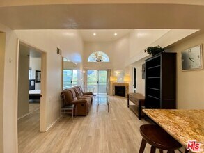 10960 Ashton Ave in Los Angeles, CA - Building Photo - Building Photo
