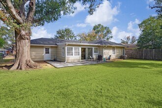 5805 Grape St in Houston, TX - Foto de edificio - Building Photo