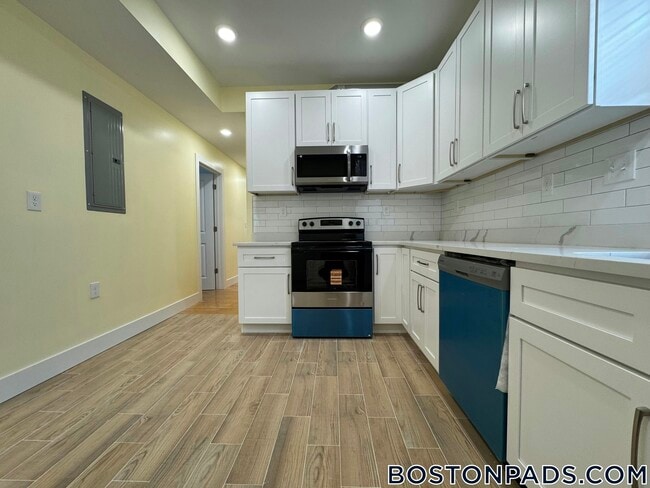 7 Carson St, Unit 3 in Boston, MA - Foto de edificio - Building Photo