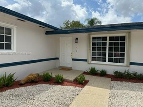 12200 SW 119th Pl in Miami, FL - Building Photo - Building Photo