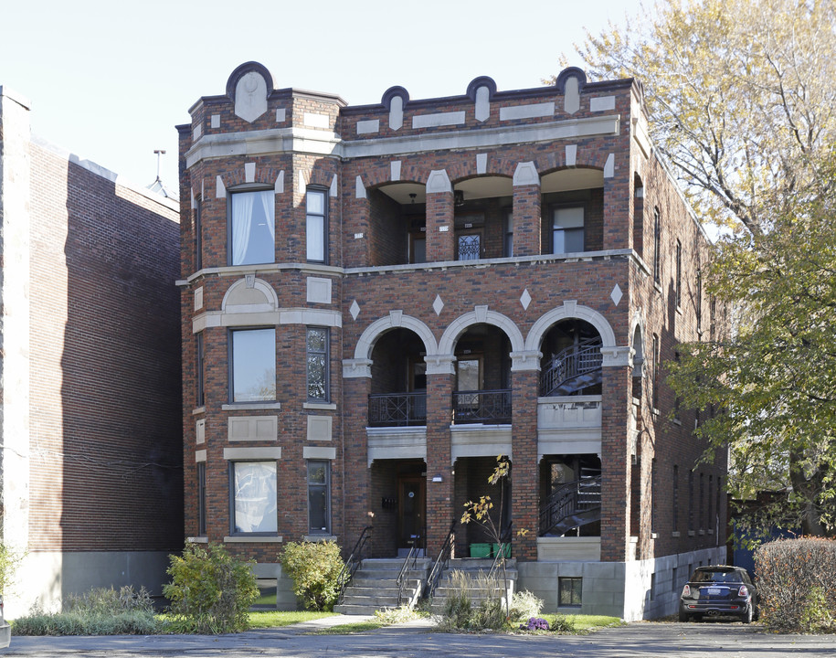 2228 Sherbrooke E in Montréal, QC - Building Photo